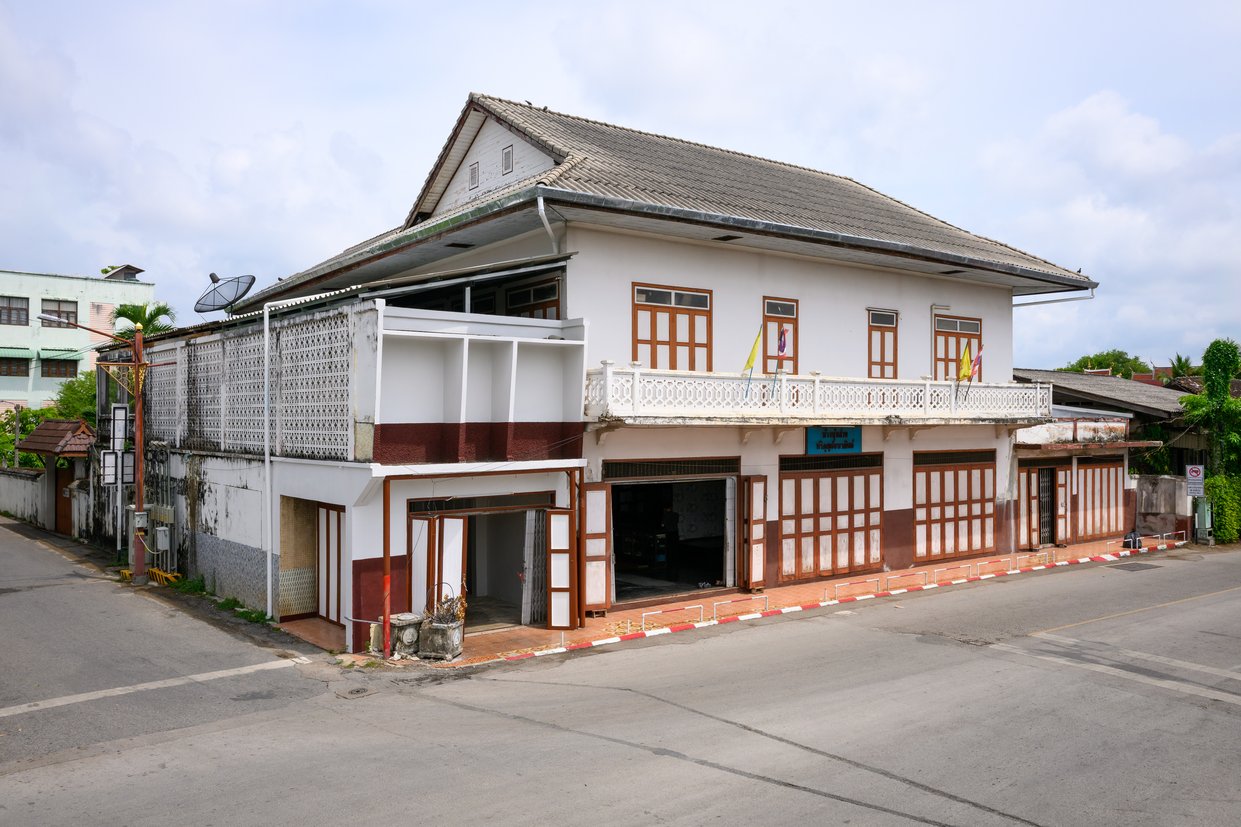 Hariphunchai Building (Intapanich Building)